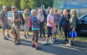 Marche du 06/08/2023 - Breuillet vers Combalennes et Rigaleau
Une randonnée perturbée par des courses de VTT qui viennent dans tous les sens interrompre notre élan fulgurant dans les chemins forestiers étroits. Enfin, le but de la randonnée est de sécuriser avec attention Jocelyne et son bag isotherme renfermant d'excellentes tartelettes aux abricots et de même, de déguster les financiers d'Anne Marie.
Manquait Jacques à l'appel 😂
