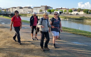 Marche du 27/08/2023 - Saujon - Ilate - Dercie

Le ciel tès chargé de ce matin a disparu d'un coup de vent et a rendu une rando possible et très agréable.

6 randonneuses dans le pays Saujonnais, les lieu dit Ilate et Dercie (sur Le Gua), les passages par le lac de Saujon, l'espace aquatique de la Lande, des spots sur des tableaux le long de la Seudre et des streets arts sur les piliers de la N150.

Sans oublier Dominique gourmande de mûres et figues.

Un grand merci à Pétra.